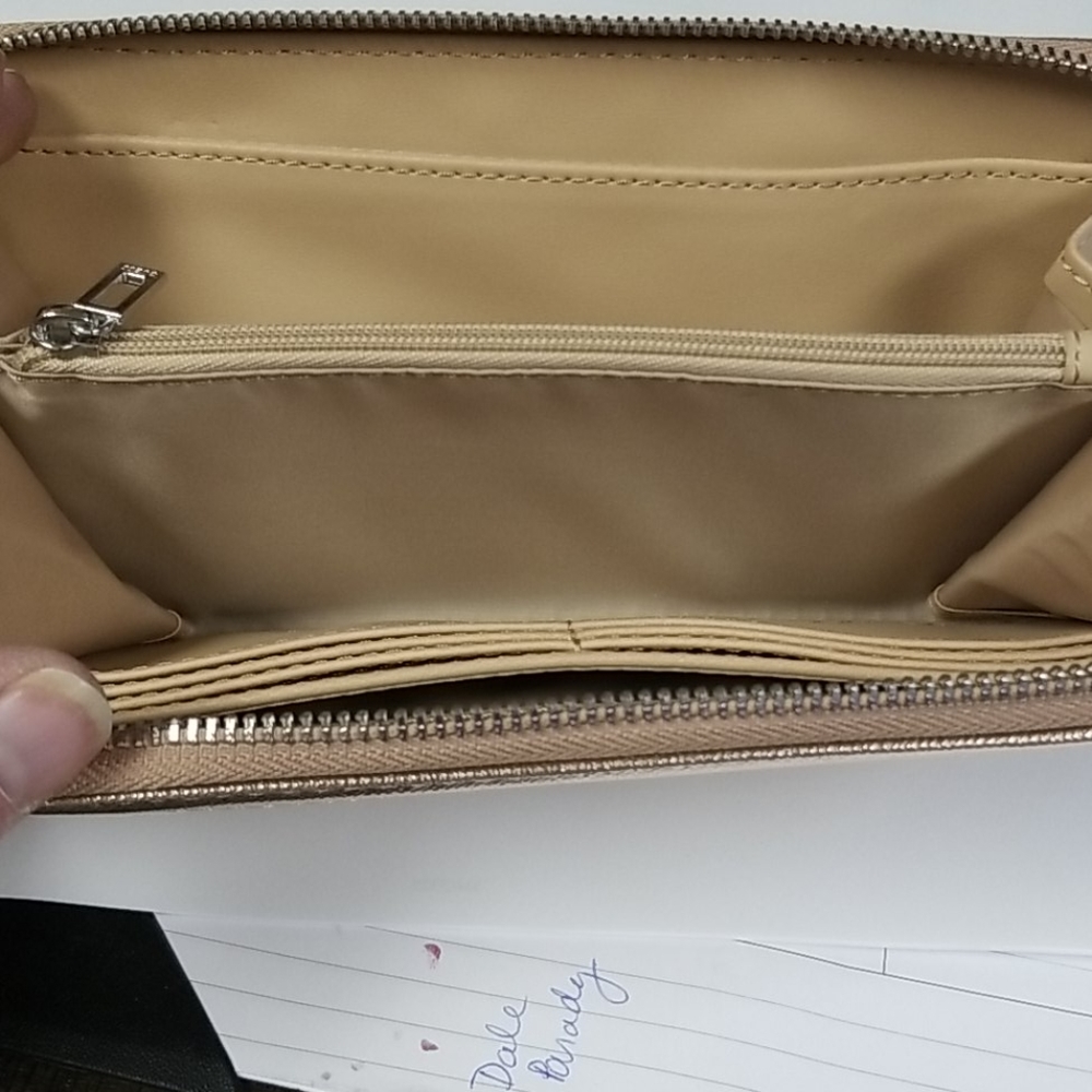 Guess? Wallet - Picture 3 of 4